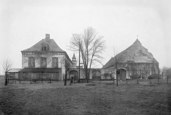 Overzicht achtergevels kasteel en hoeve (ca. 1919-1944)
