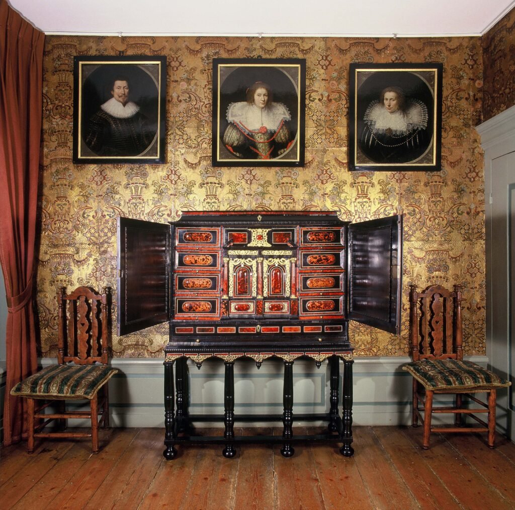 Goudleerkabinet-met-boven-het-kunstkabinet-de-portretten-van-de-familie