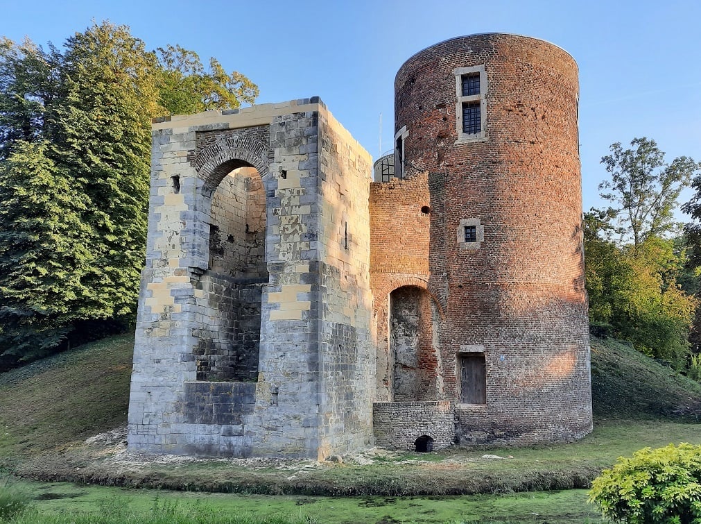 Kasteelruin-Stein-met-Rode-toren-en-gevangenis (2)