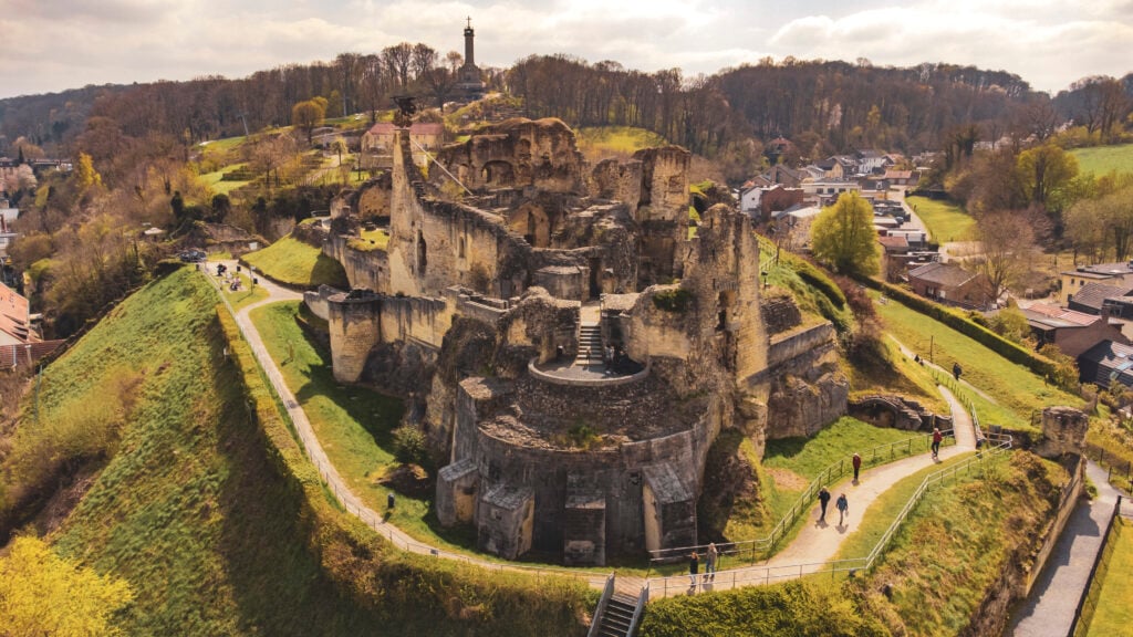 Kasteelruine-Valkenburg-luchtfoto (3)