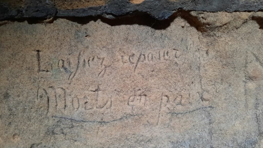 Tekst-in-gevangenis-Rode-Toren-Stein